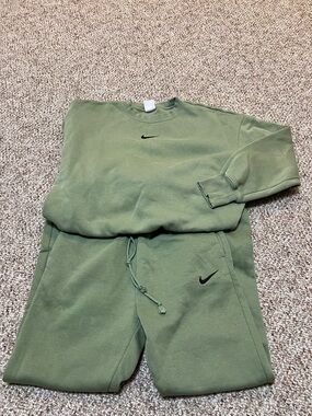 Nike sweatpants and sweatshirt set.  NWOT